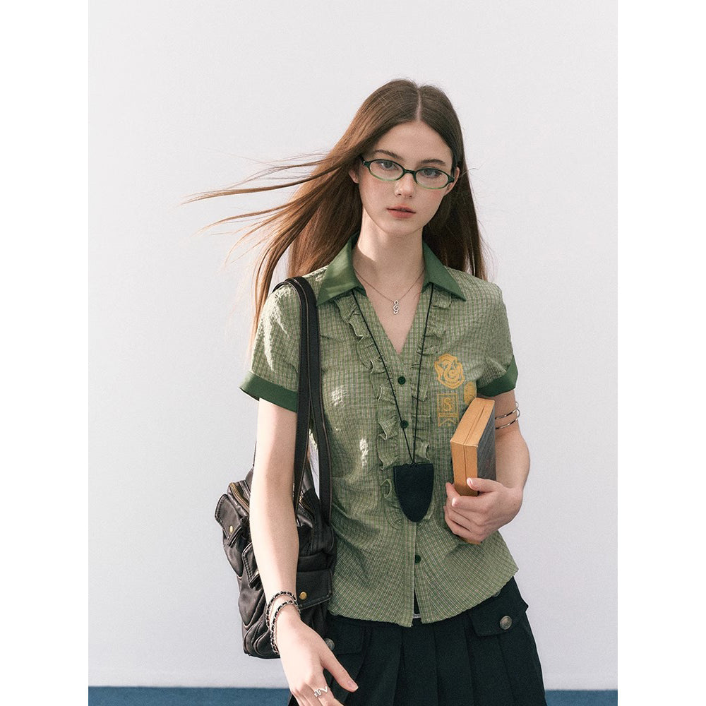 魔法学校のフリルチェックブラウス