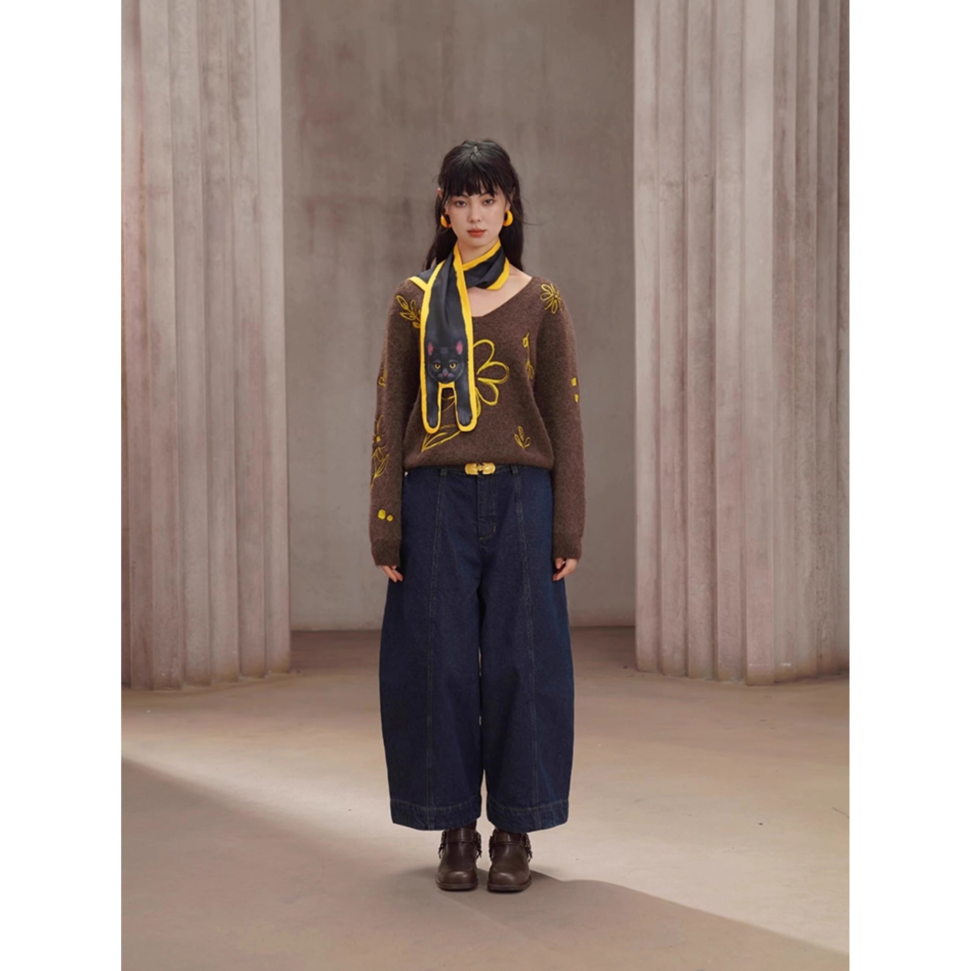 紺藍色のクロップドワイドデニムパンツ