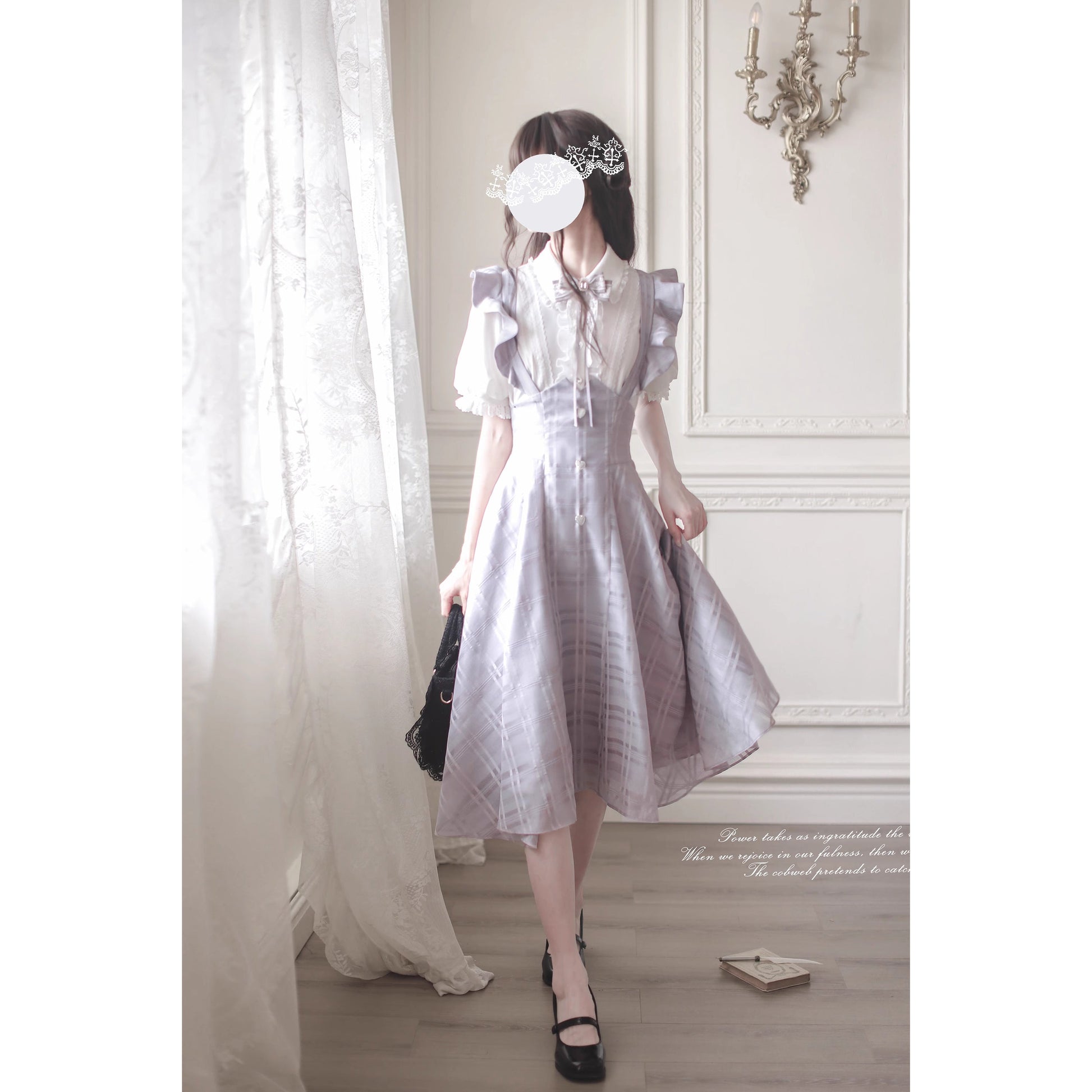 浅紫の令嬢のジャンパースカートとブラウス