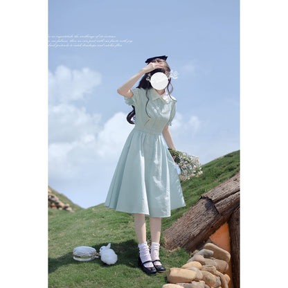 水縹の空色ワンピースと刺繍エプロン