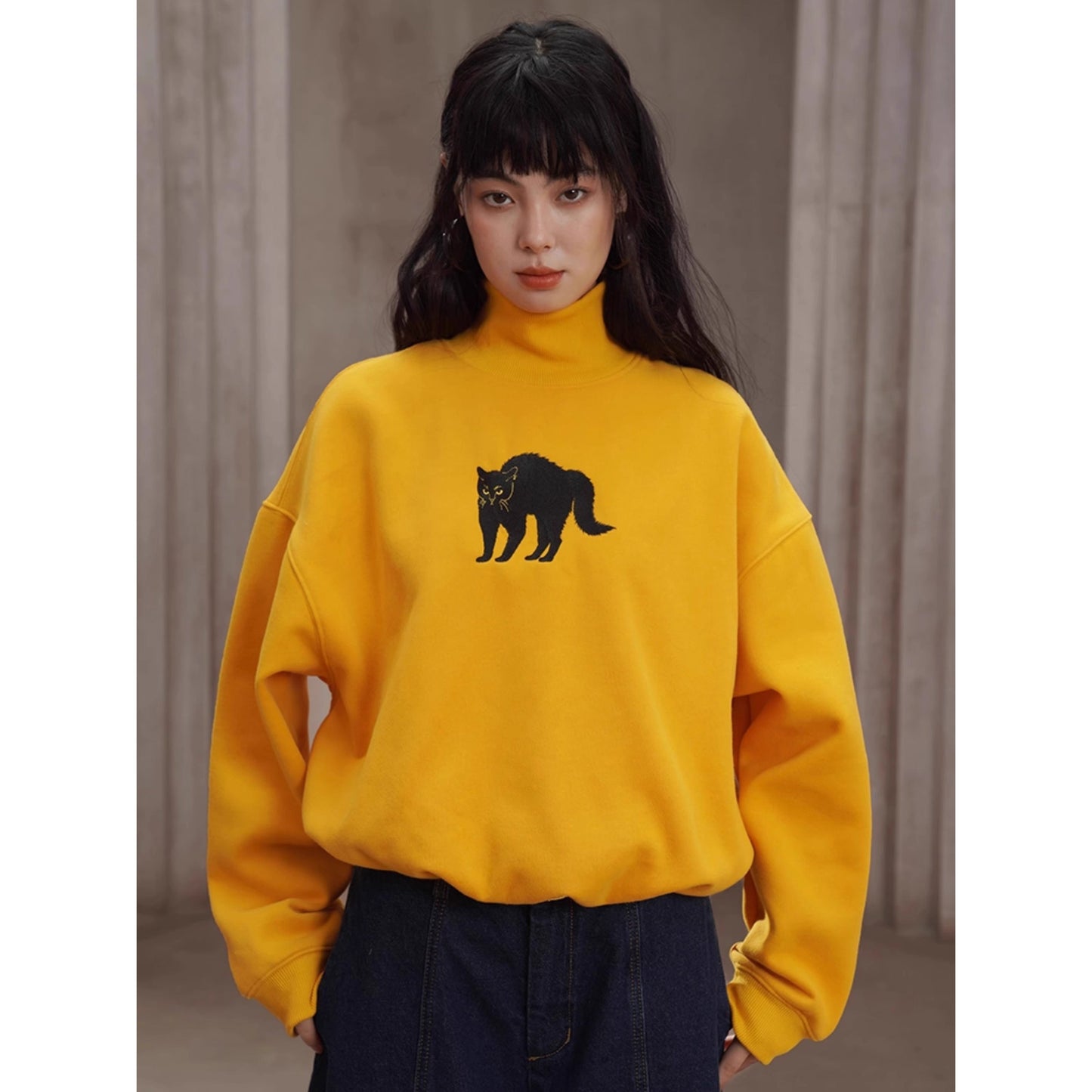黒猫の刺繍ハイネックスウェット
