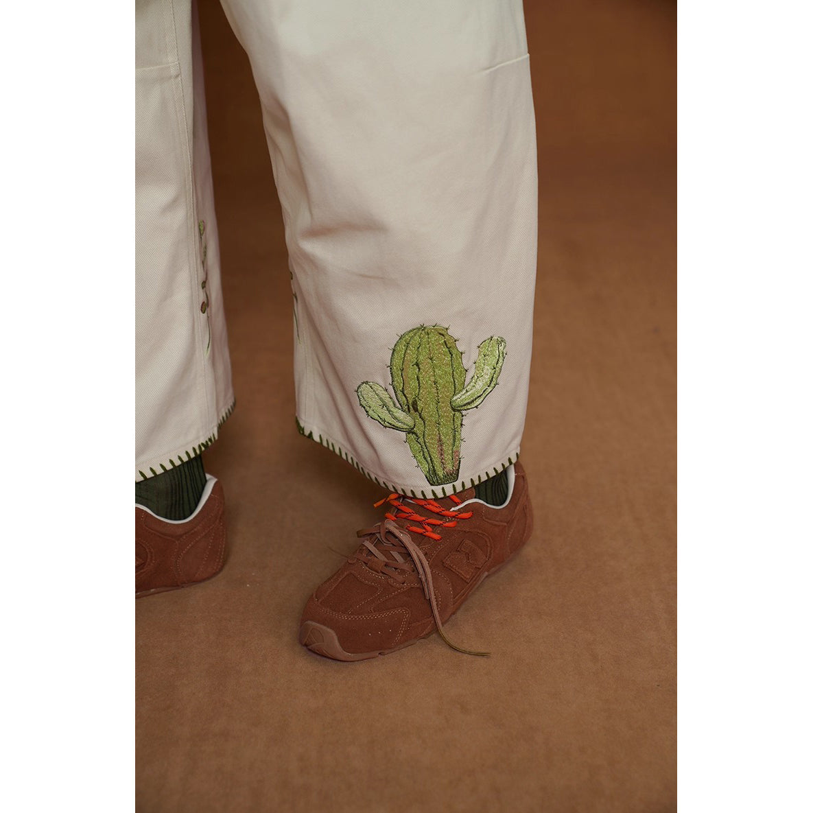 サボテンと花の刺繍ワイドパンツ