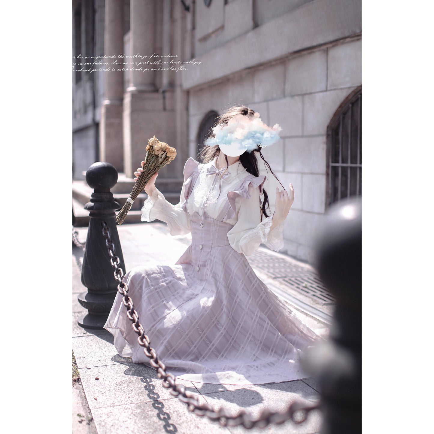 薄紫の令嬢のフリルジャンパースカートとブラウス