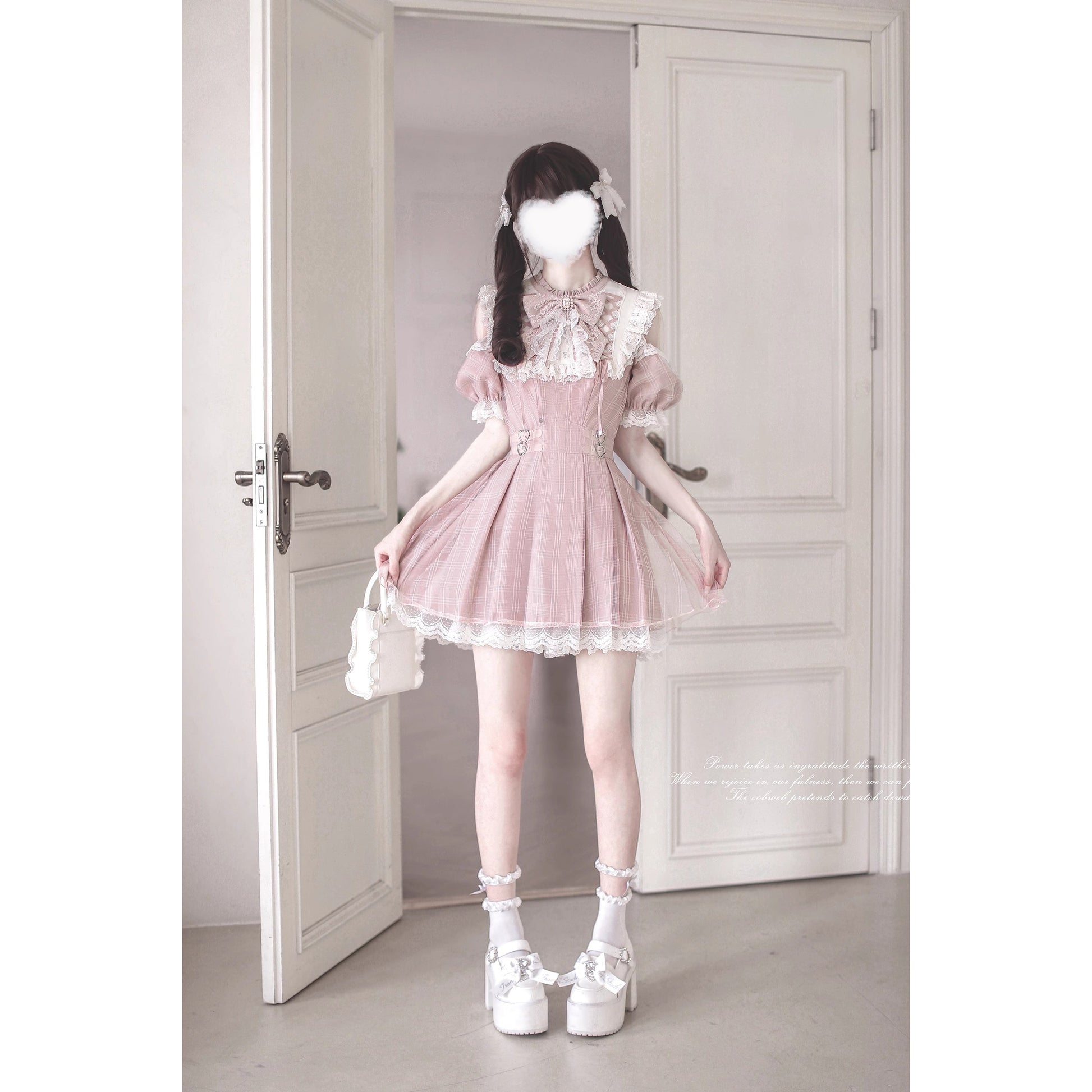 桃色の天使の刺繍フリルワンピース