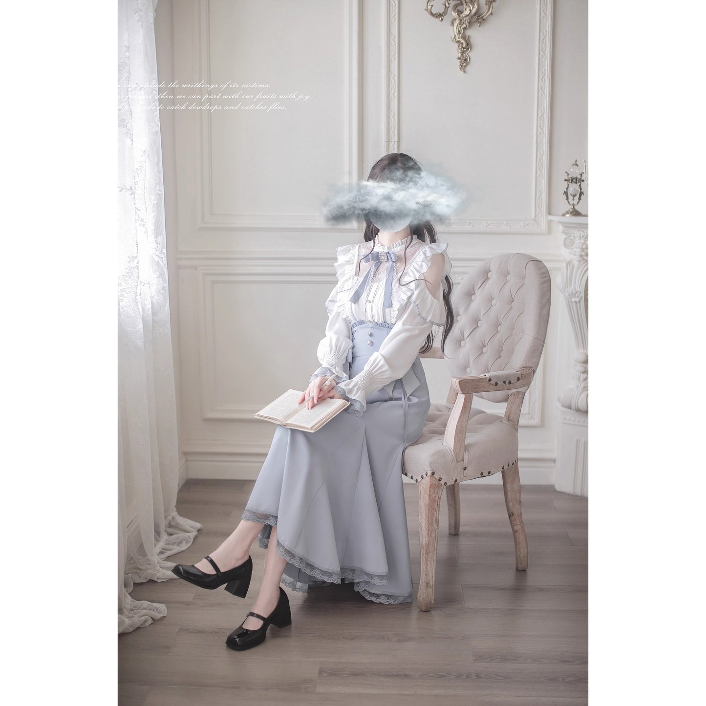 水色の令嬢のフリルトップスとコルセットスカート