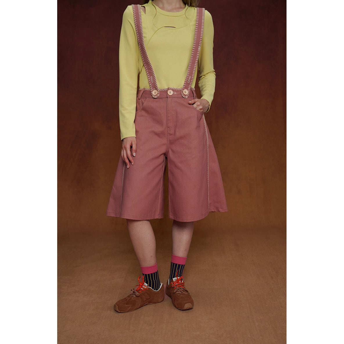 煉瓦色の刺繍ストラップパンツ