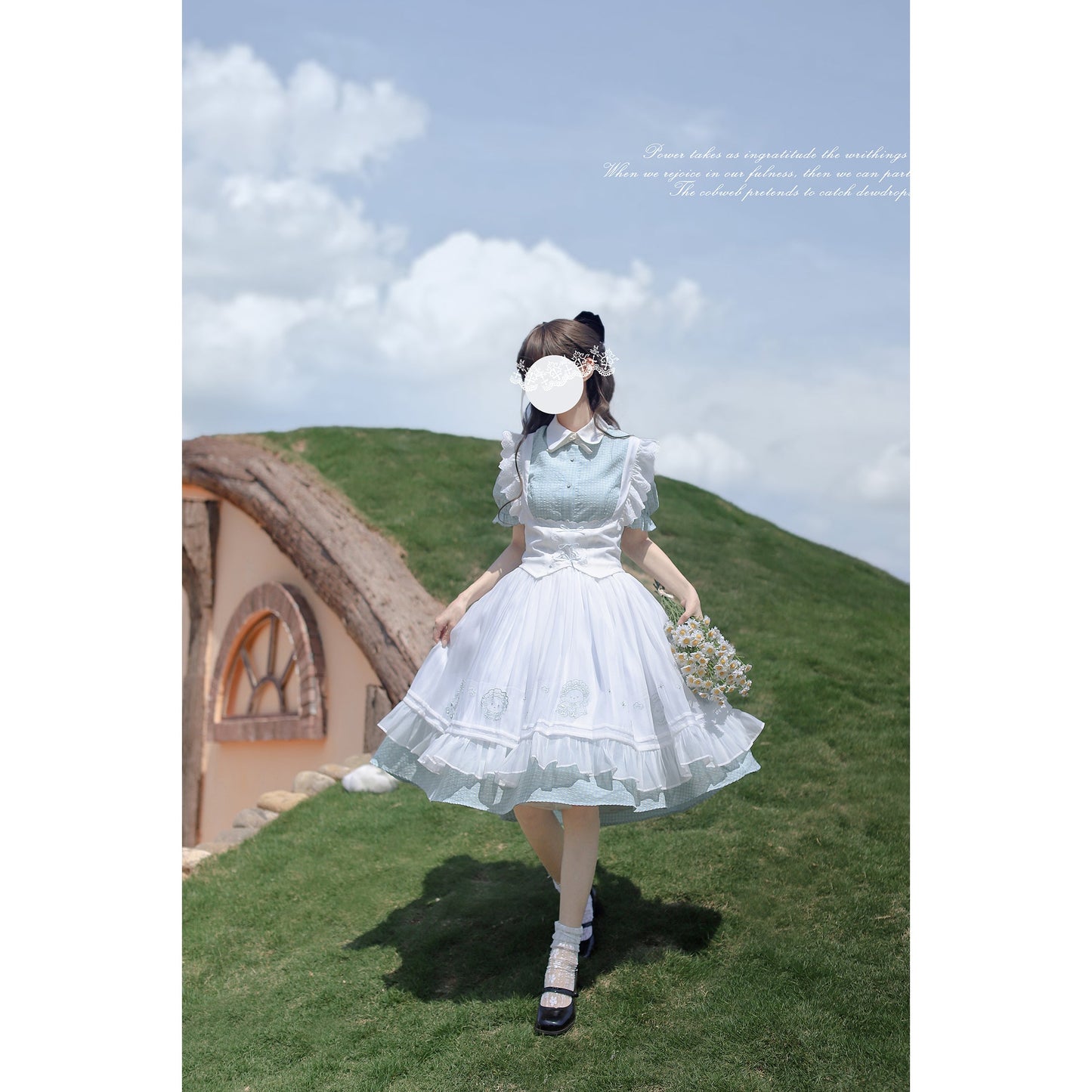 水縹の空色ワンピースと刺繍エプロン