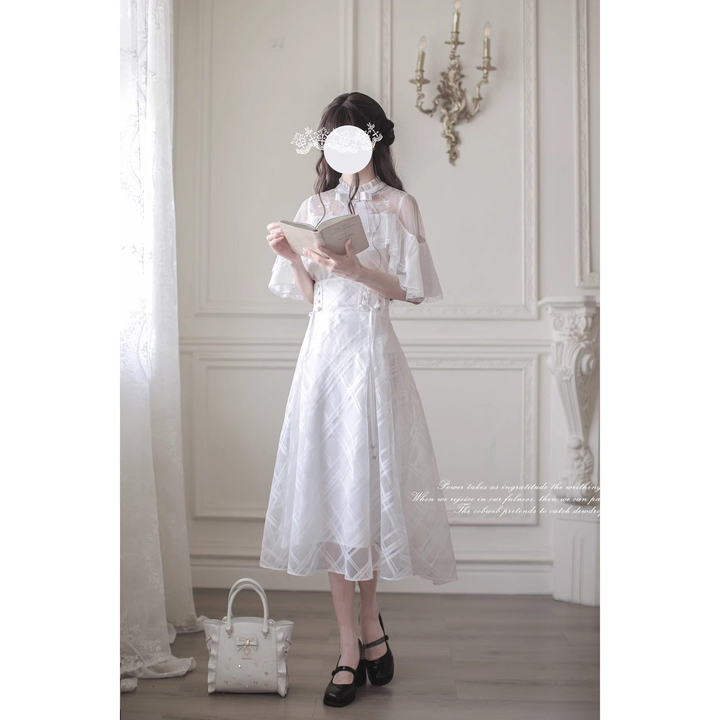 純白の令嬢のケープトップスとコルセットスカート