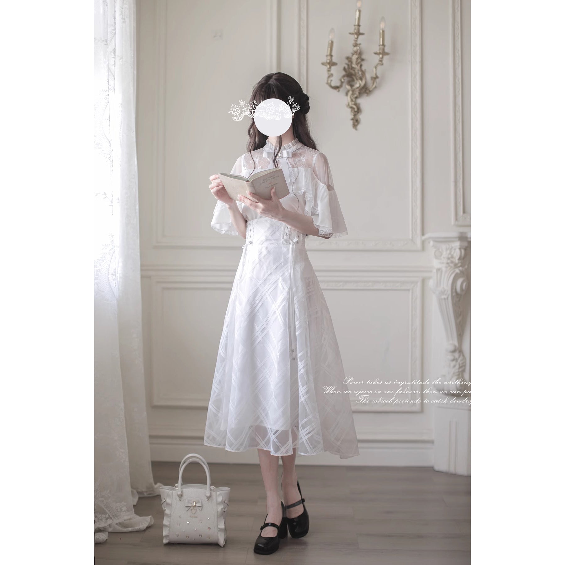 純白の令嬢のケープトップスとコルセットスカート