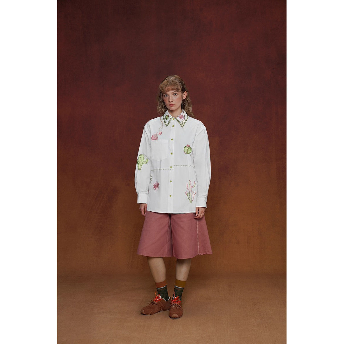 サボテンと花の刺繍ブラウス