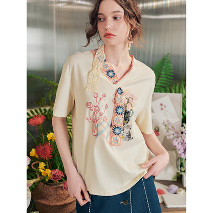 ハイビスカスのある花瓶と子猫の刺繍Tシャツ