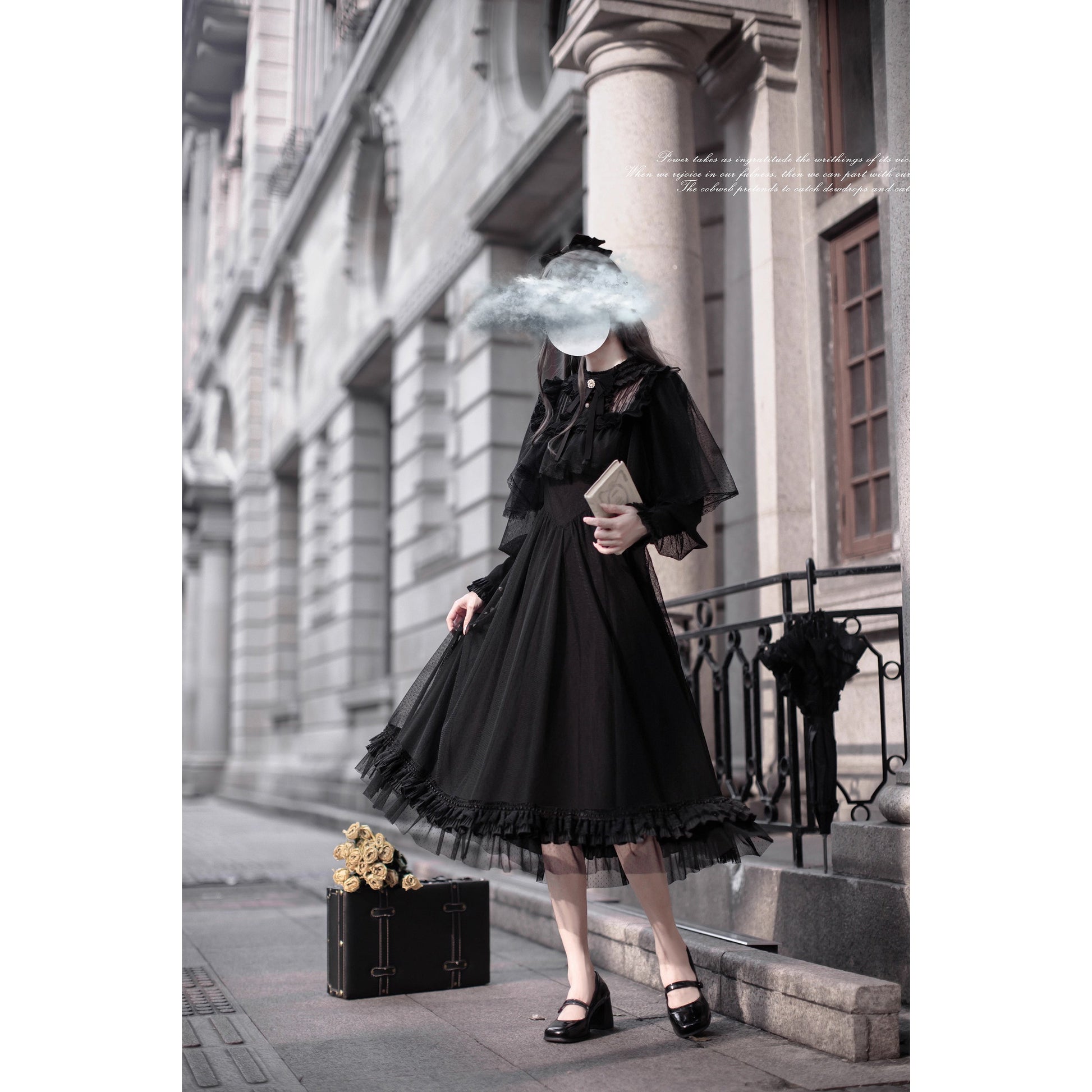 漆黒のお嬢様のチュールケープワンピース