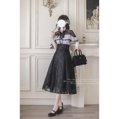 夜会の令嬢のケープトップスとコルセットスカート