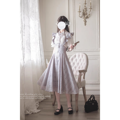 浅紫の令嬢のジャンパースカートとブラウス