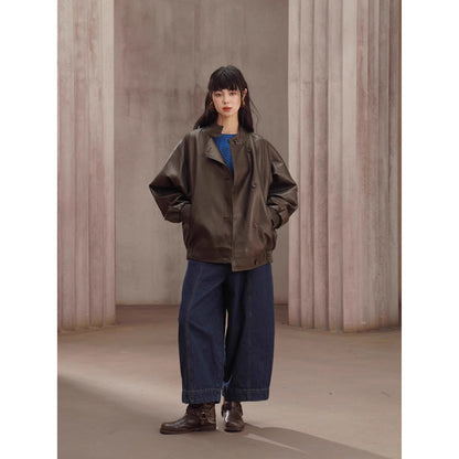 紺藍色のクロップドワイドデニムパンツ