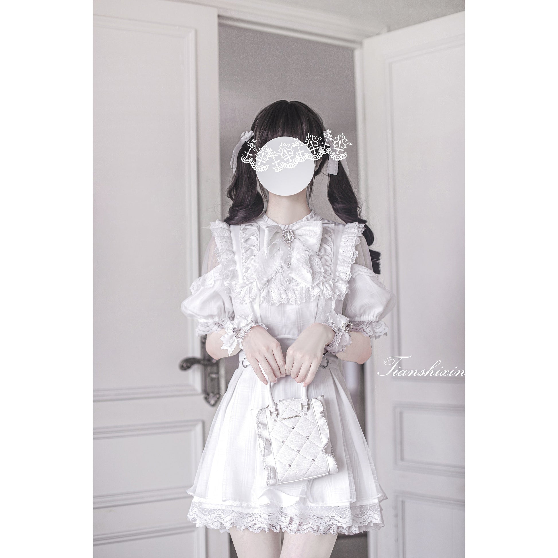 純白の天使の刺繍フリルワンピース