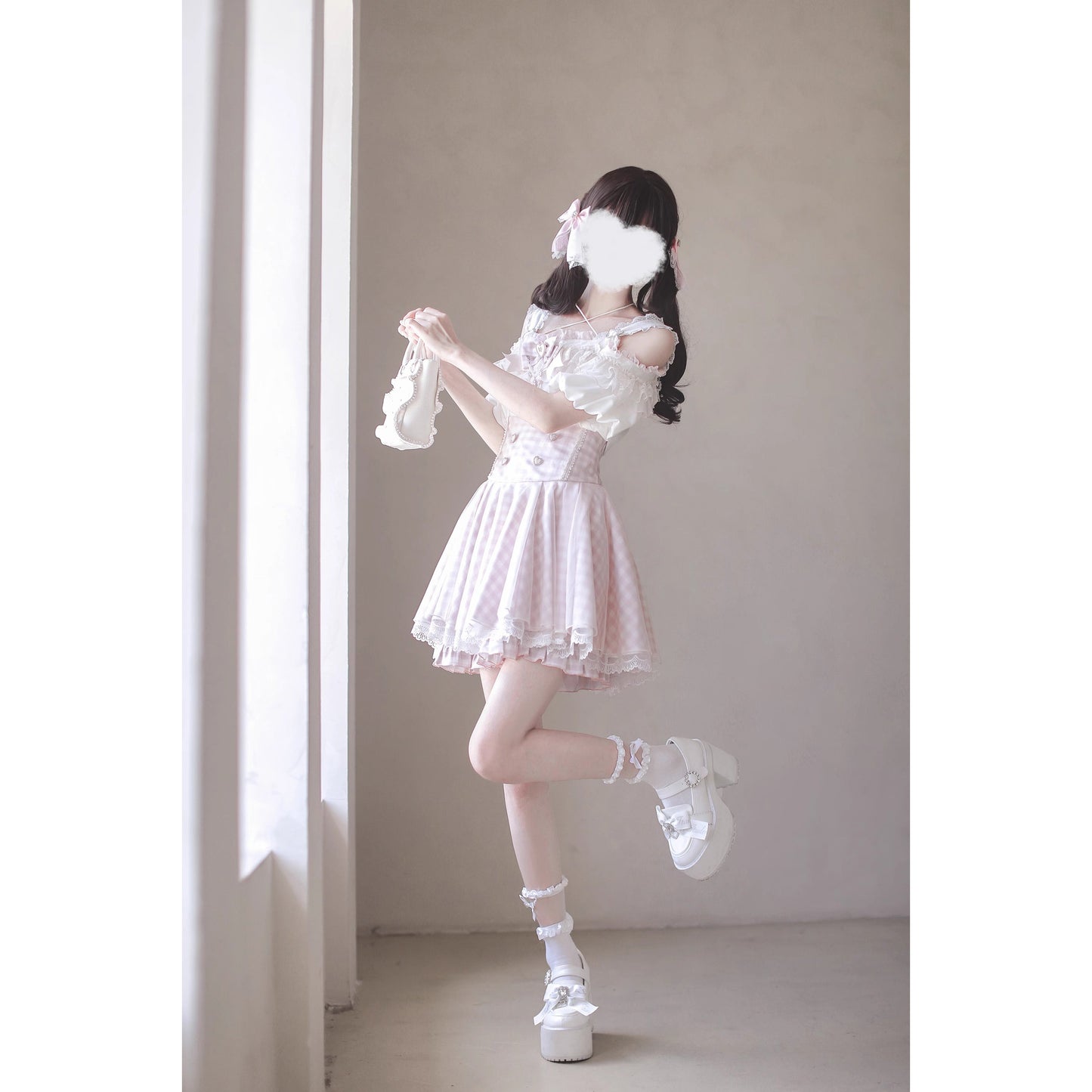 桃色のお嬢様のフリルトップスとコルセットスカート