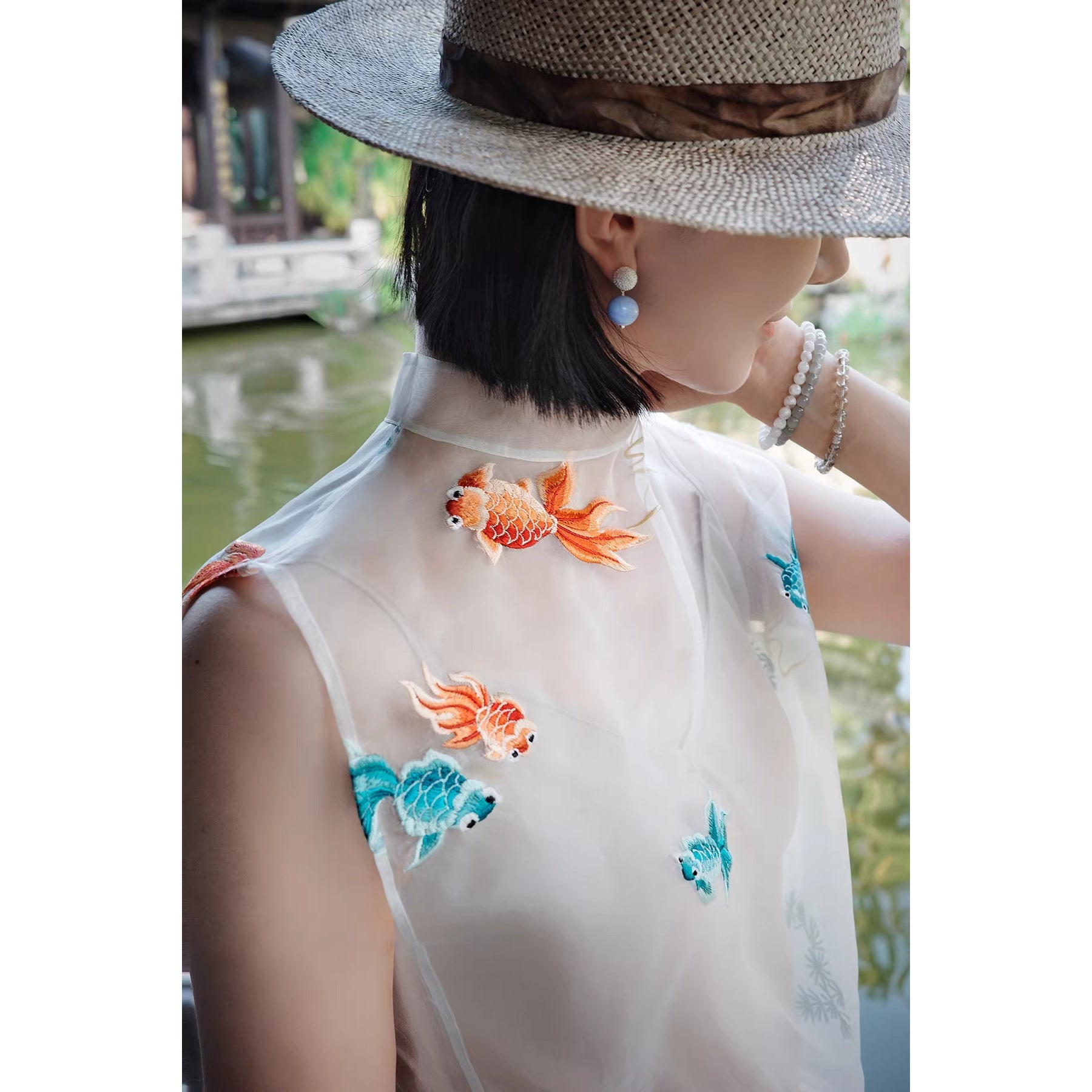 金魚の刺繍シルクトップス