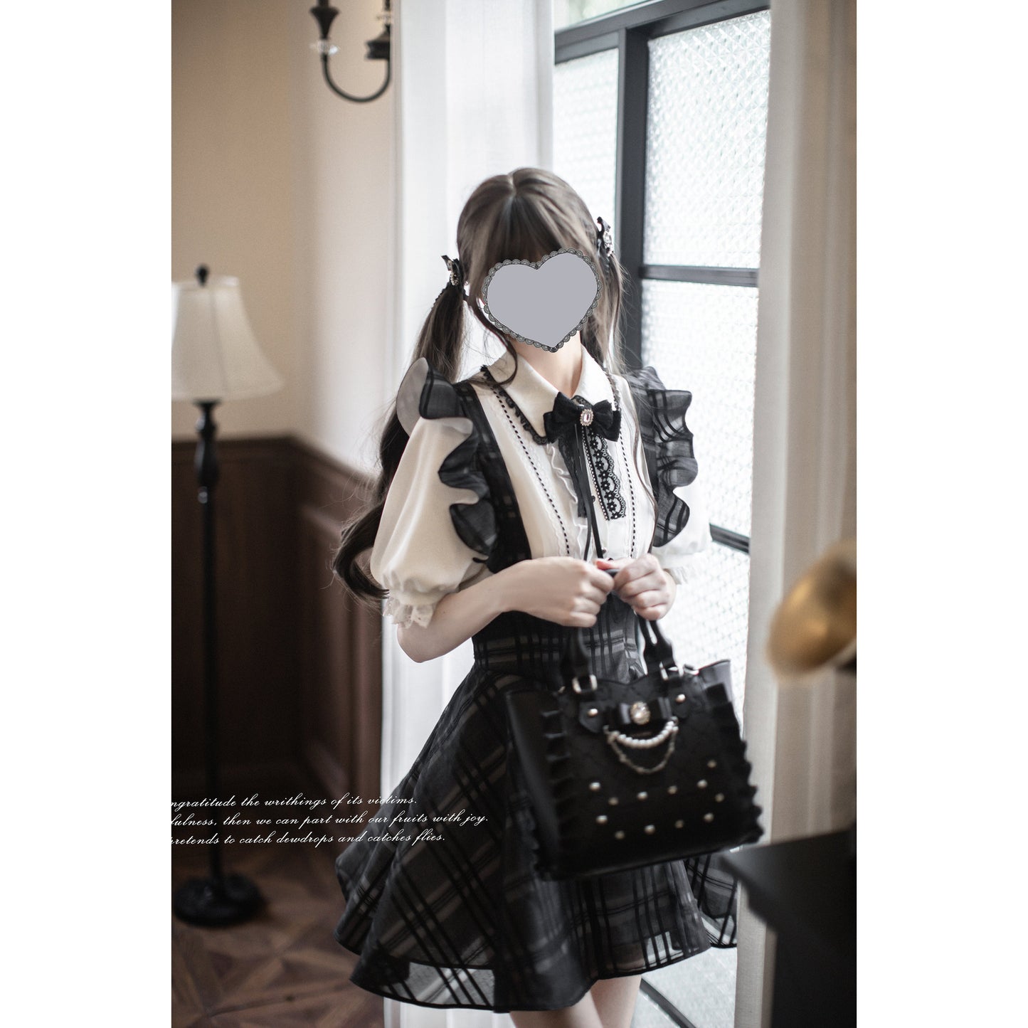 黒墨格子柄のジャンパースカートとブラウス - ショート丈