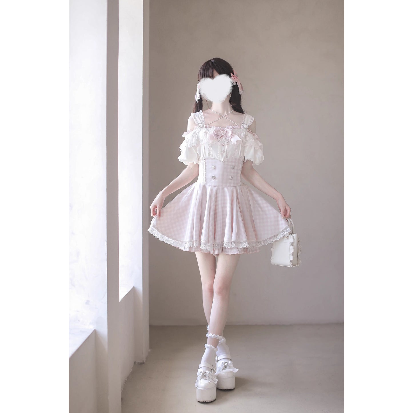 桃色のお嬢様のフリルトップスとコルセットスカート