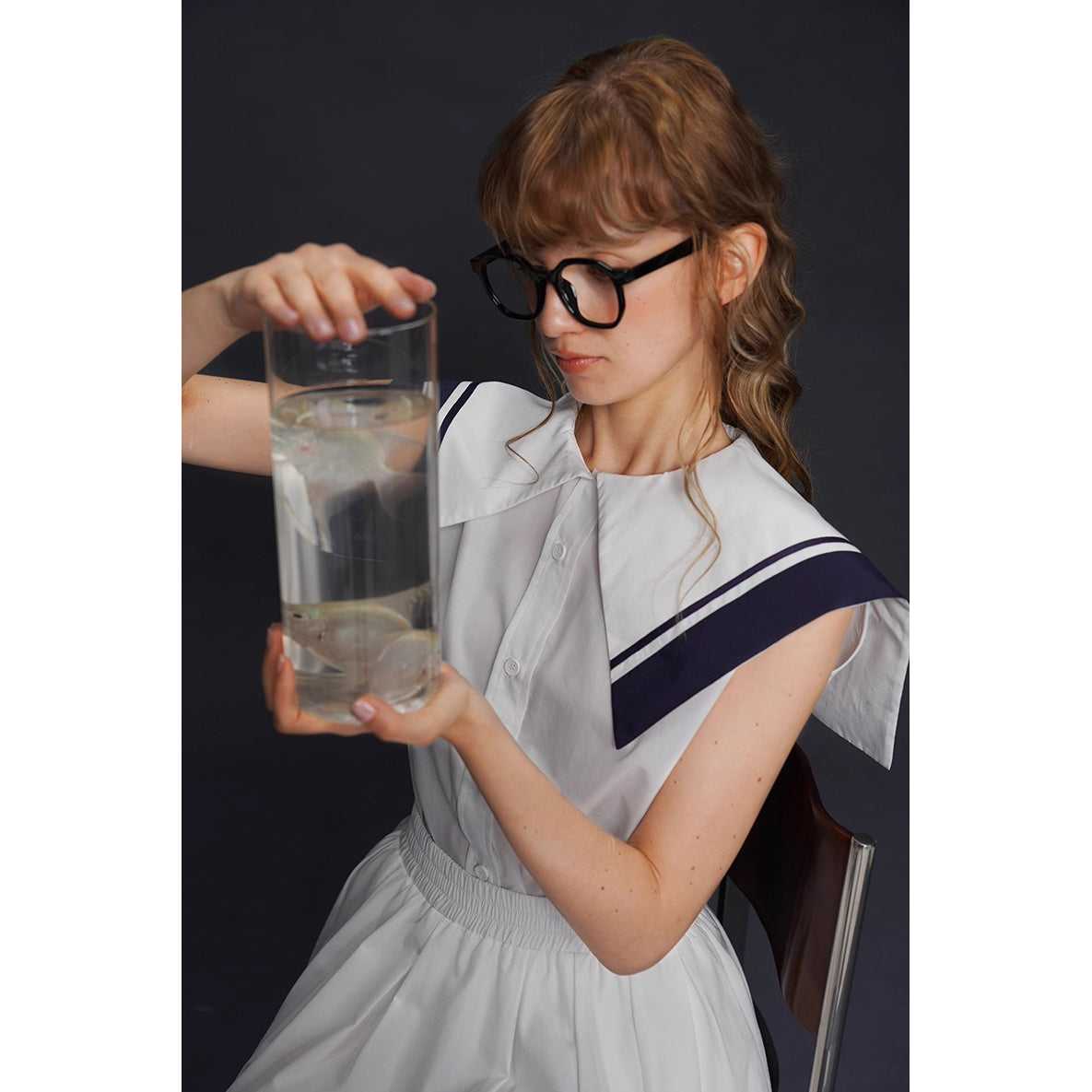 船乗り少女のセーラーブラウスとスカート