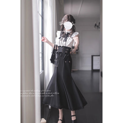 窓辺の令嬢のフリルトップスとコルセットスカート