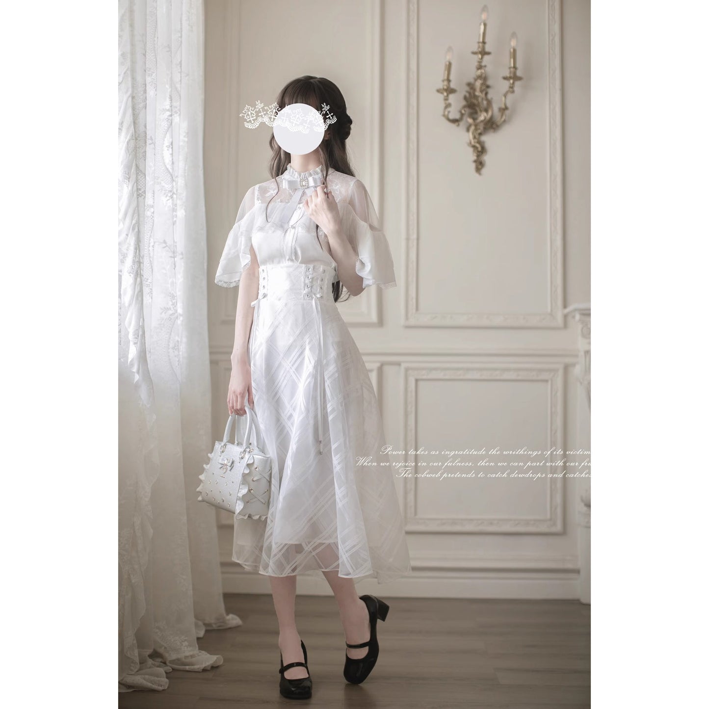 純白の令嬢のケープトップスとコルセットスカート