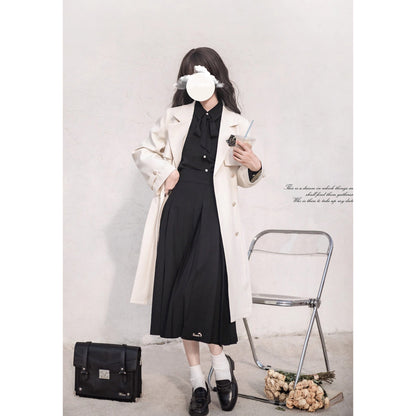 文学令嬢のトレンチコートとブラウスとプリーツスカート - Ivory Trench