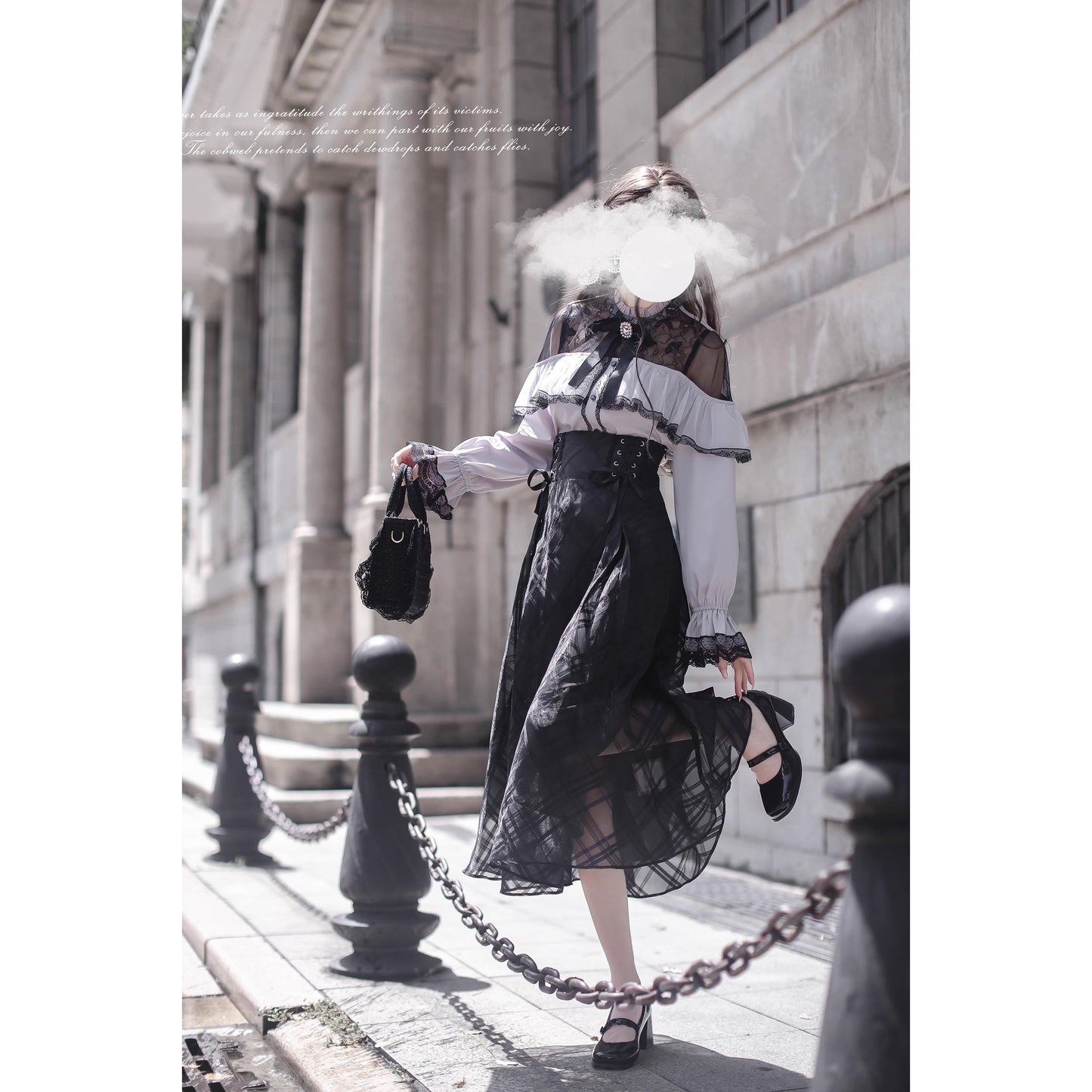 夜会の令嬢のケープトップスとコルセットスカート