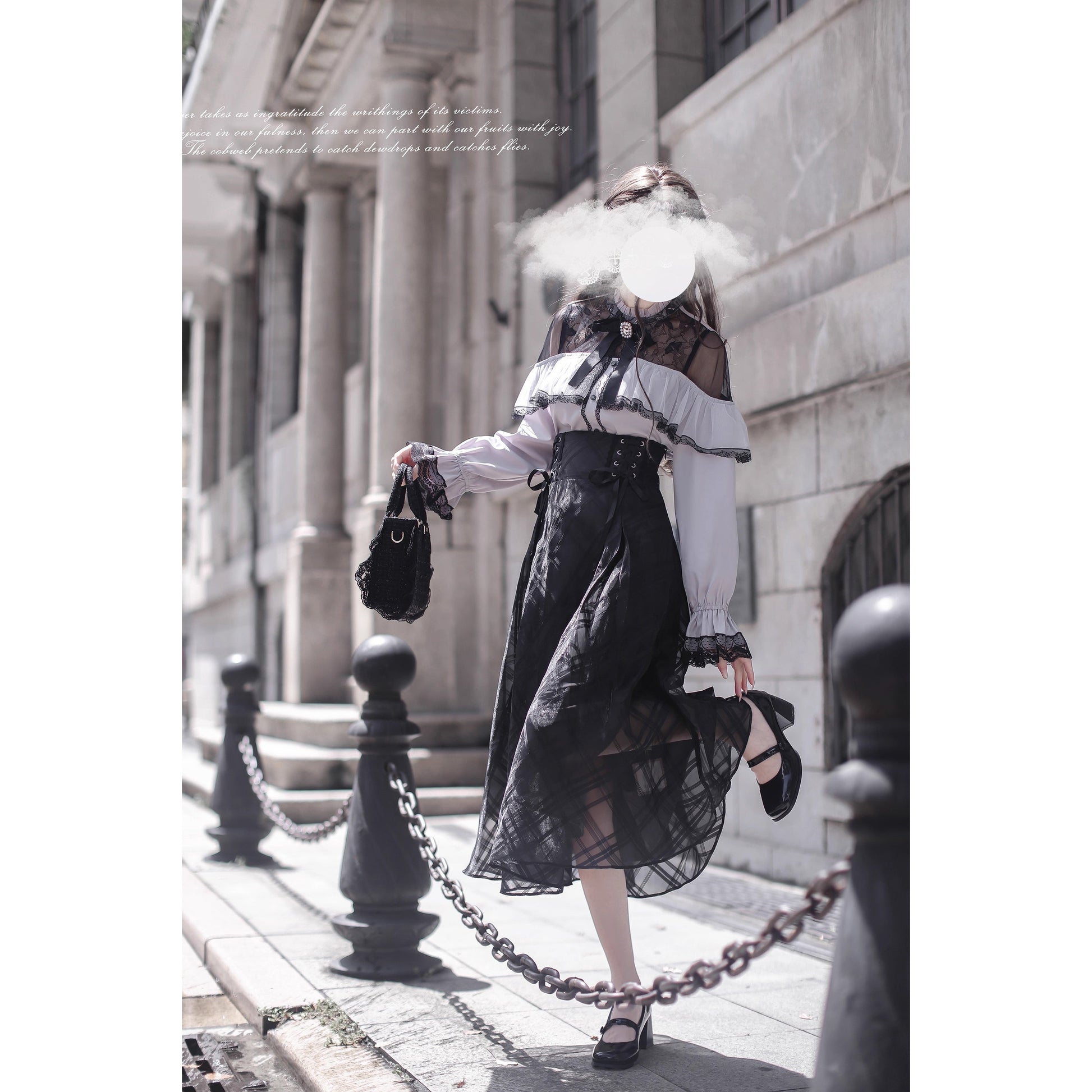 夜会の令嬢のケープトップスとコルセットスカート