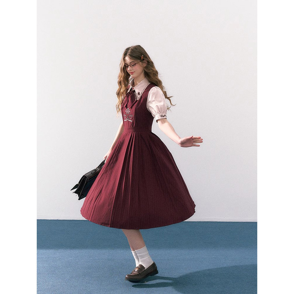 魔法学校の刺繍ジャンパースカートとブラウスとリボンタイ