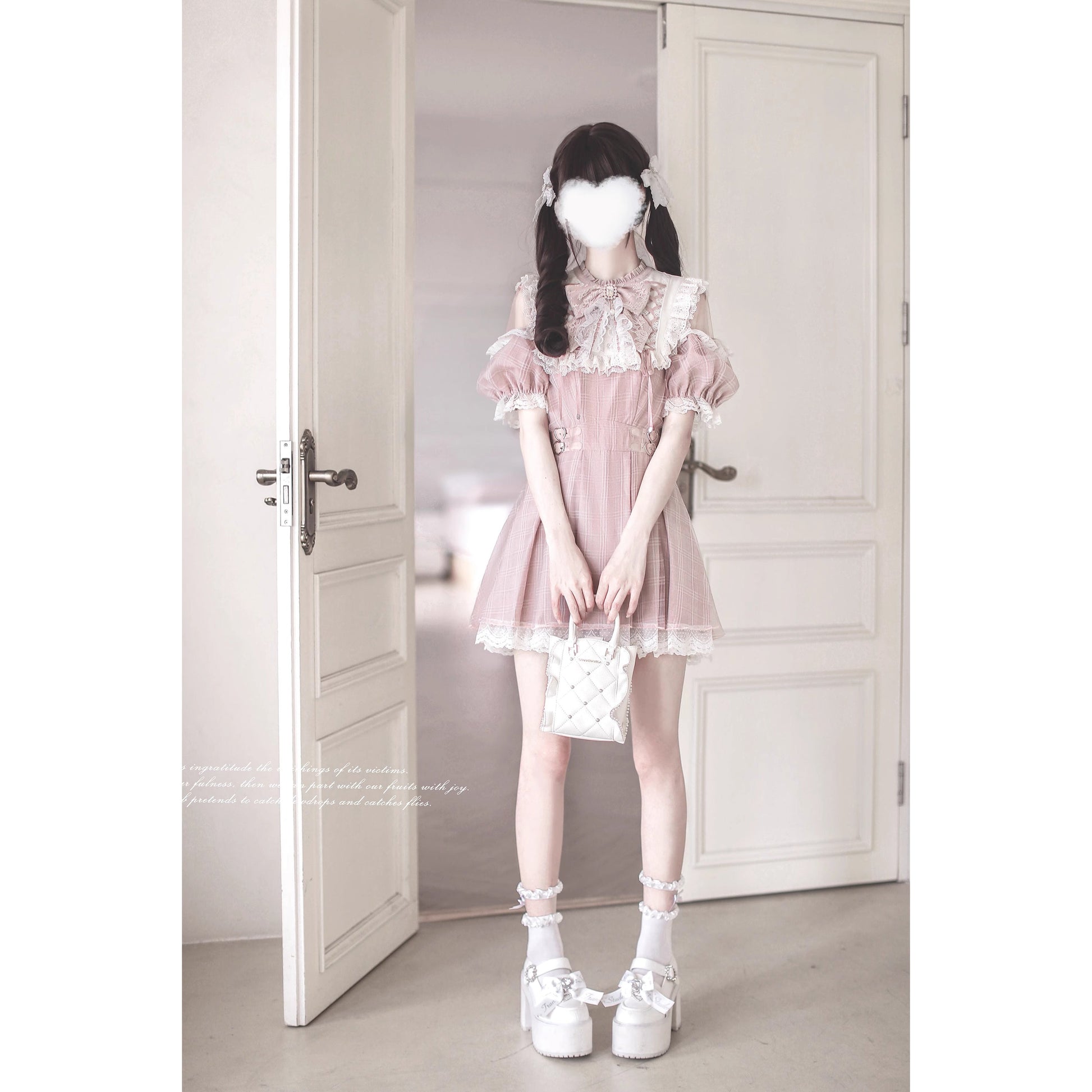 桃色の天使の刺繍フリルワンピース