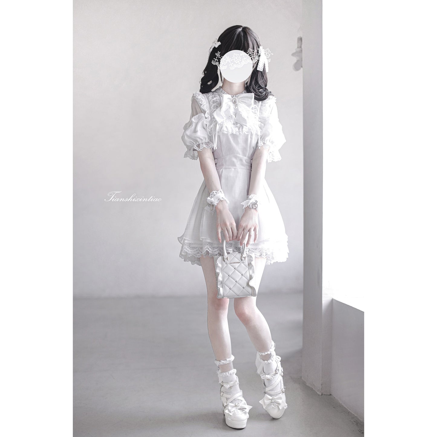 純白の天使の刺繍フリルワンピース