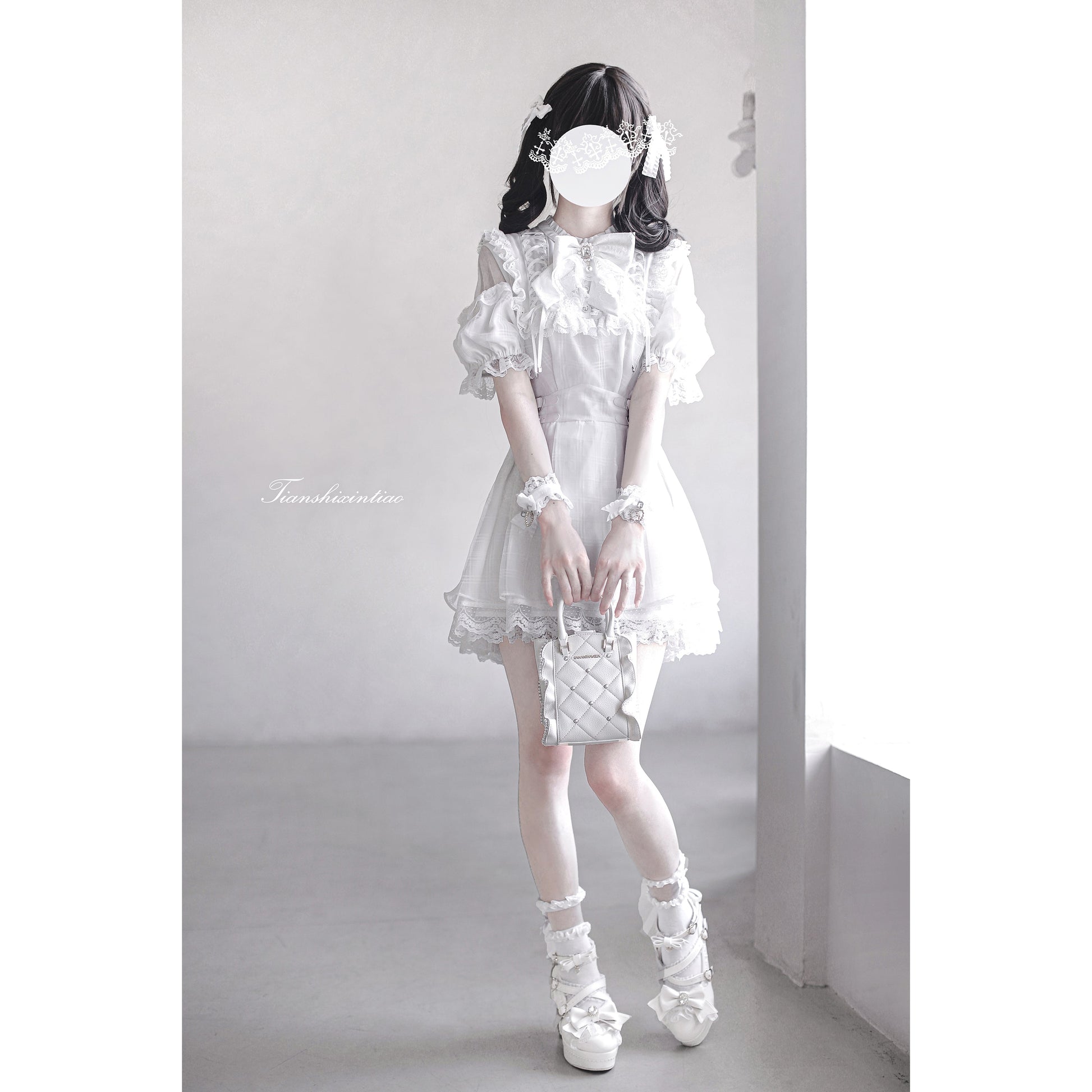 純白の天使の刺繍フリルワンピース