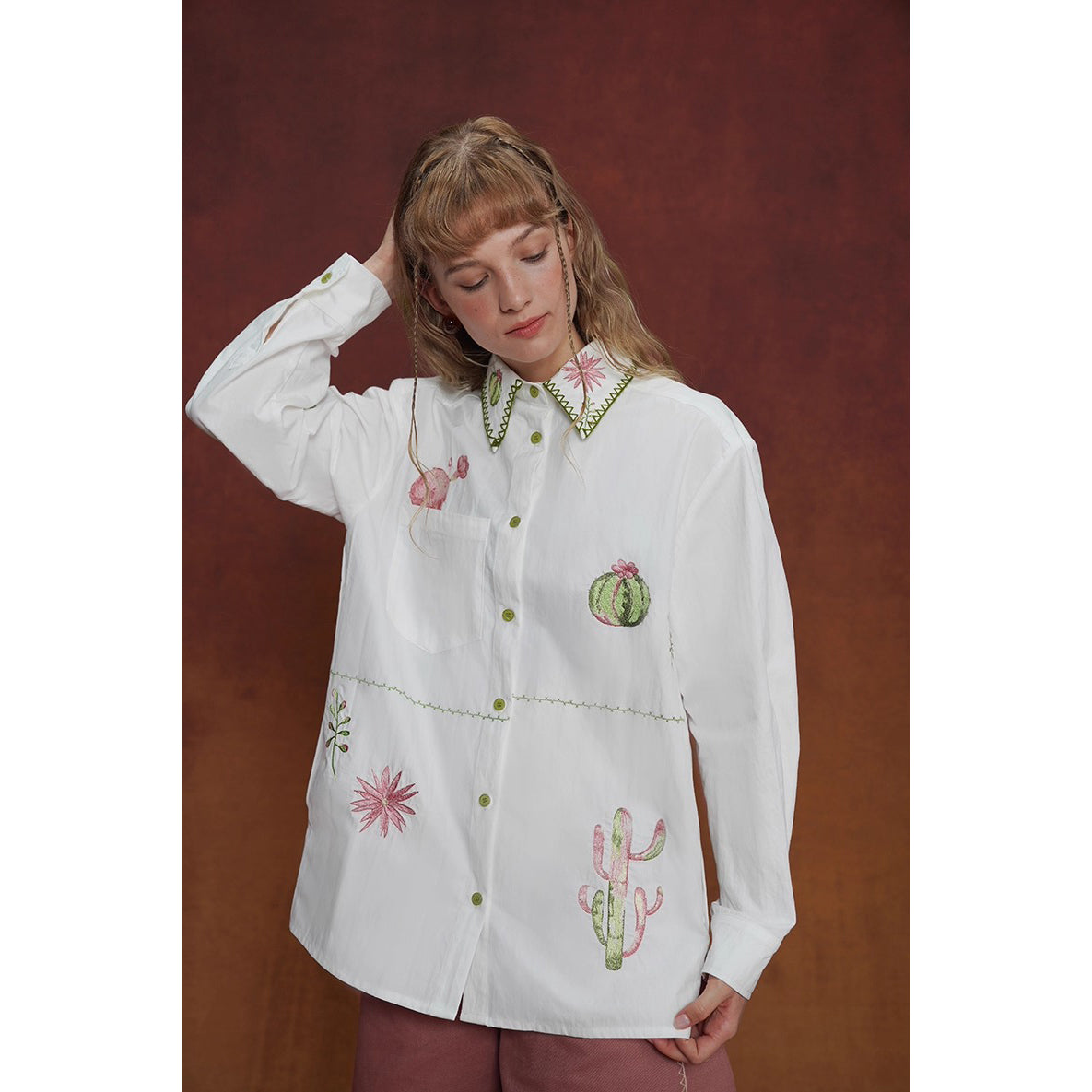 サボテンと花の刺繍ブラウス