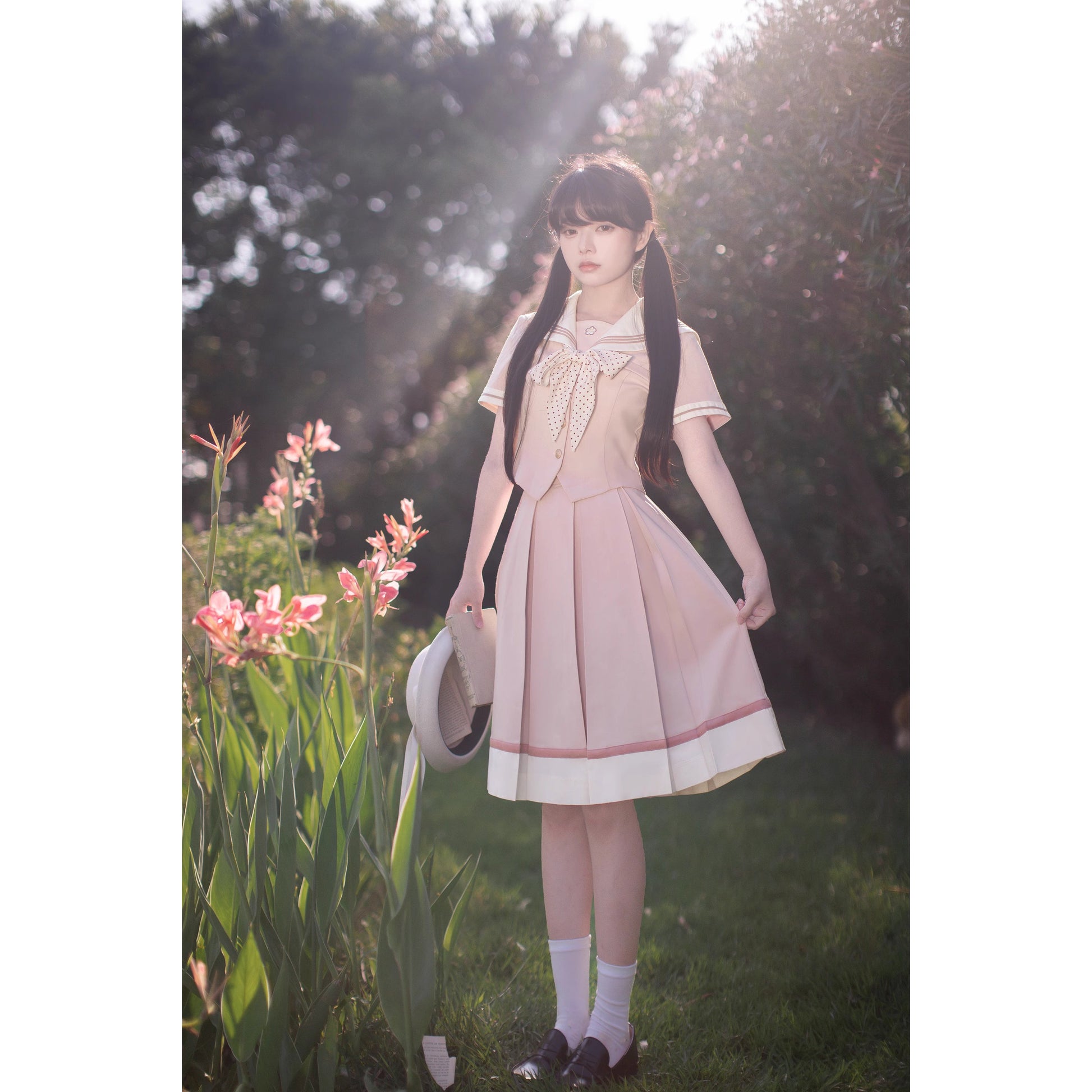 桜色のお嬢様の文学セーラーブラウスとプリーツスカート