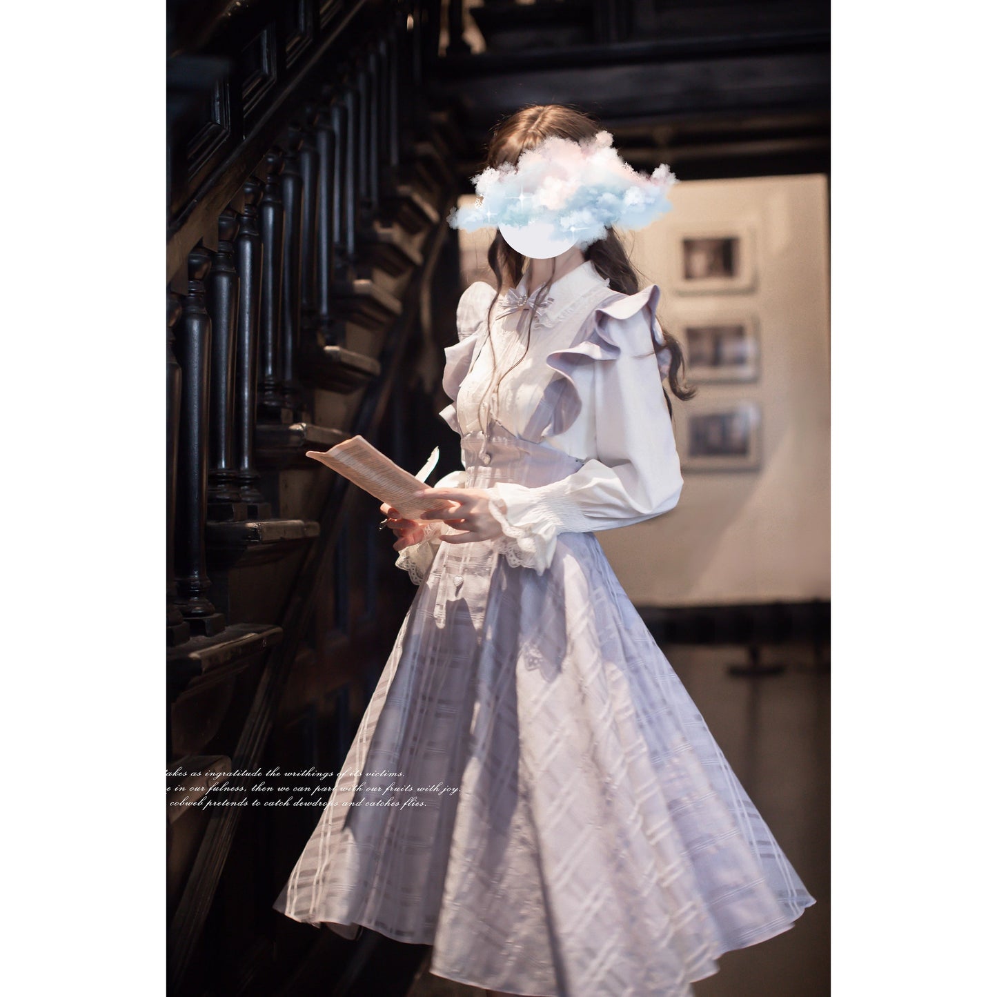 薄紫の令嬢のフリルジャンパースカートとブラウス