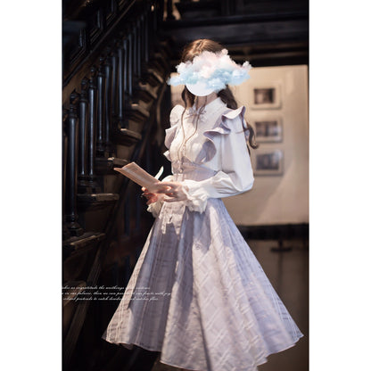 薄紫の令嬢のフリルジャンパースカートとブラウス