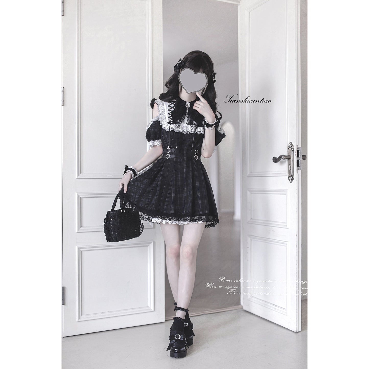 漆黒の堕天使の刺繍フリルワンピース