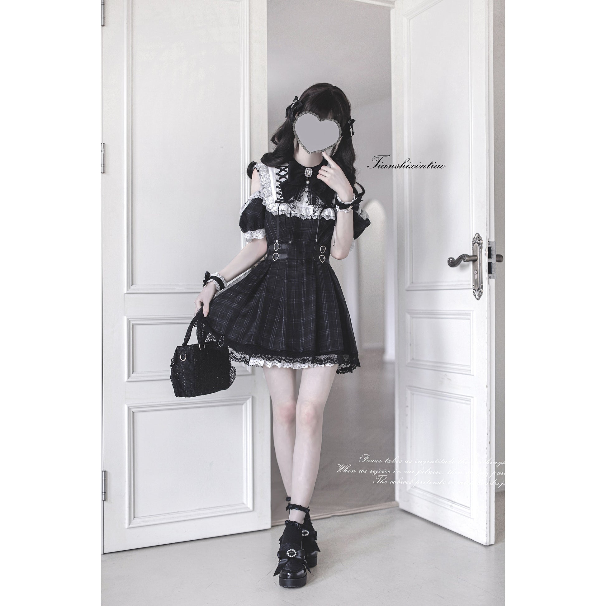 漆黒の堕天使の刺繍フリルワンピース