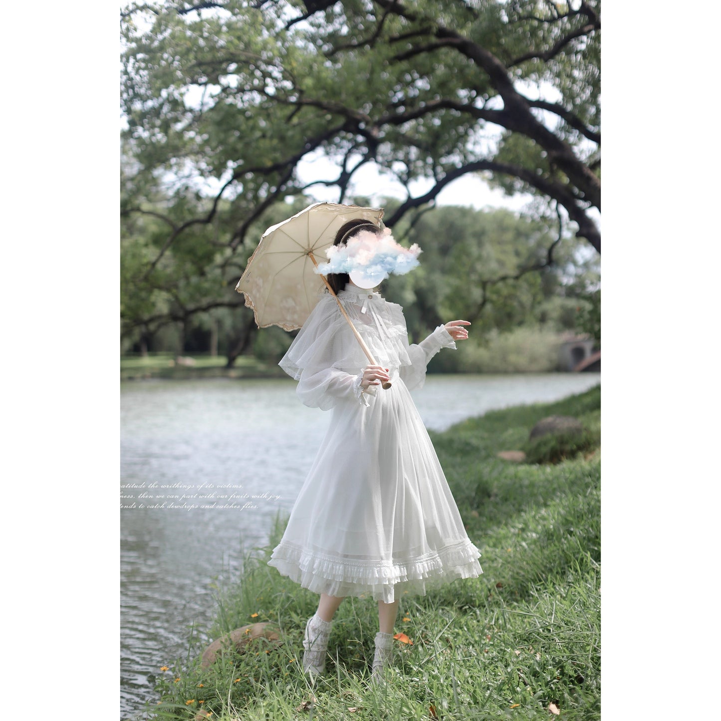 純白のお嬢様のチュールケープワンピース
