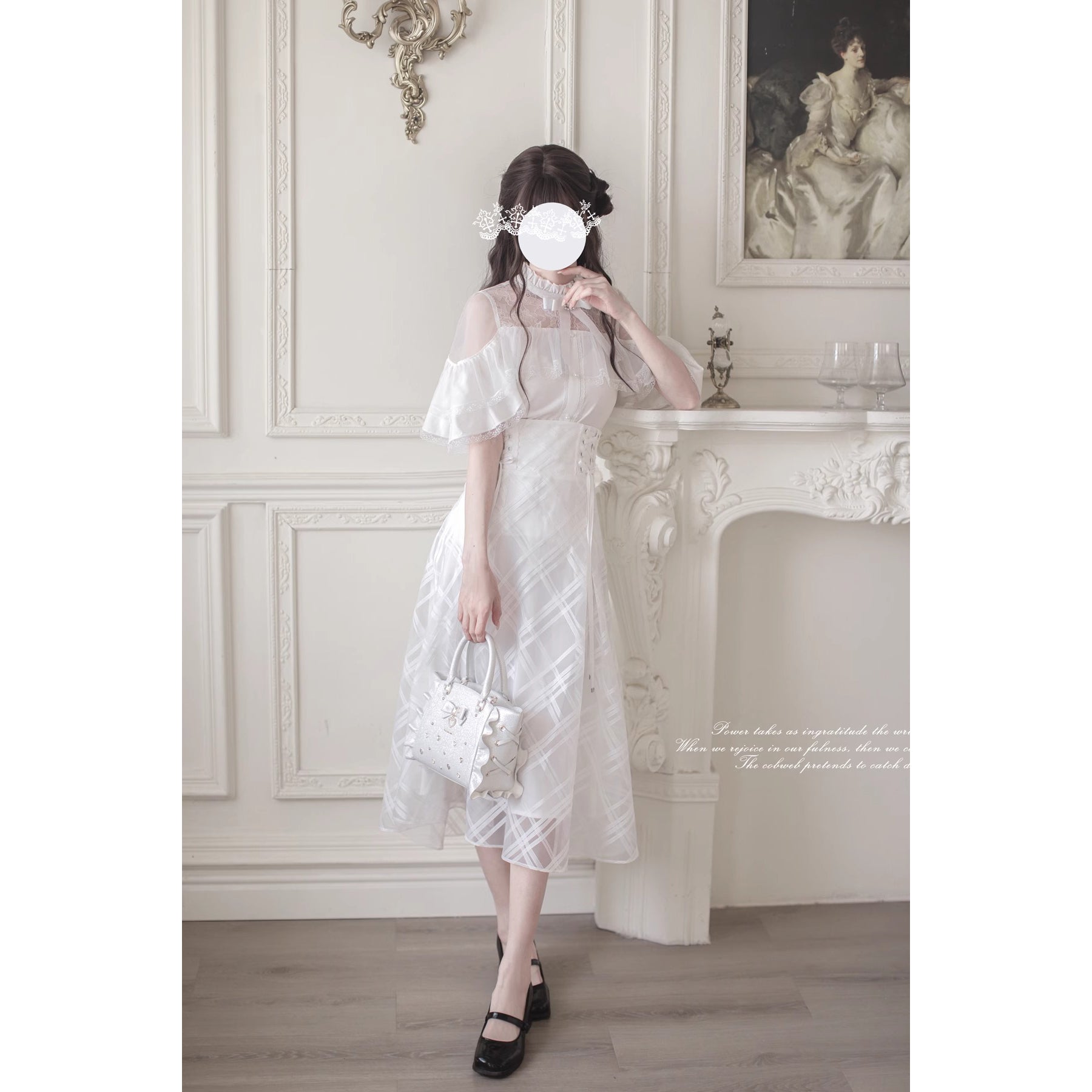 純白の令嬢のケープトップスとコルセットスカート