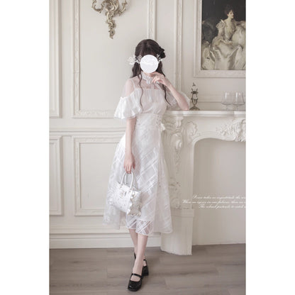 純白の令嬢のケープトップスとコルセットスカート