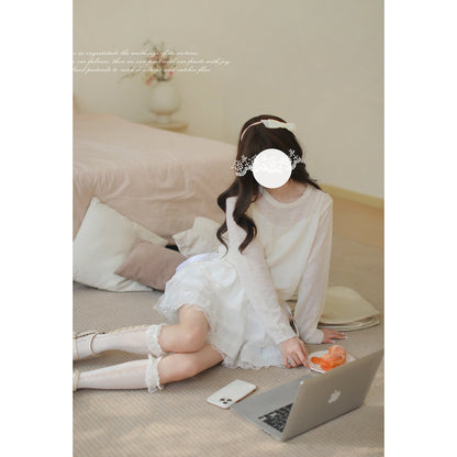 純白のお嬢様のニットトップスとティアードスカート