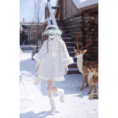 純白のお嬢様のウールケープコート