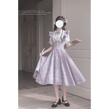 浅紫の令嬢のジャンパースカートとブラウス