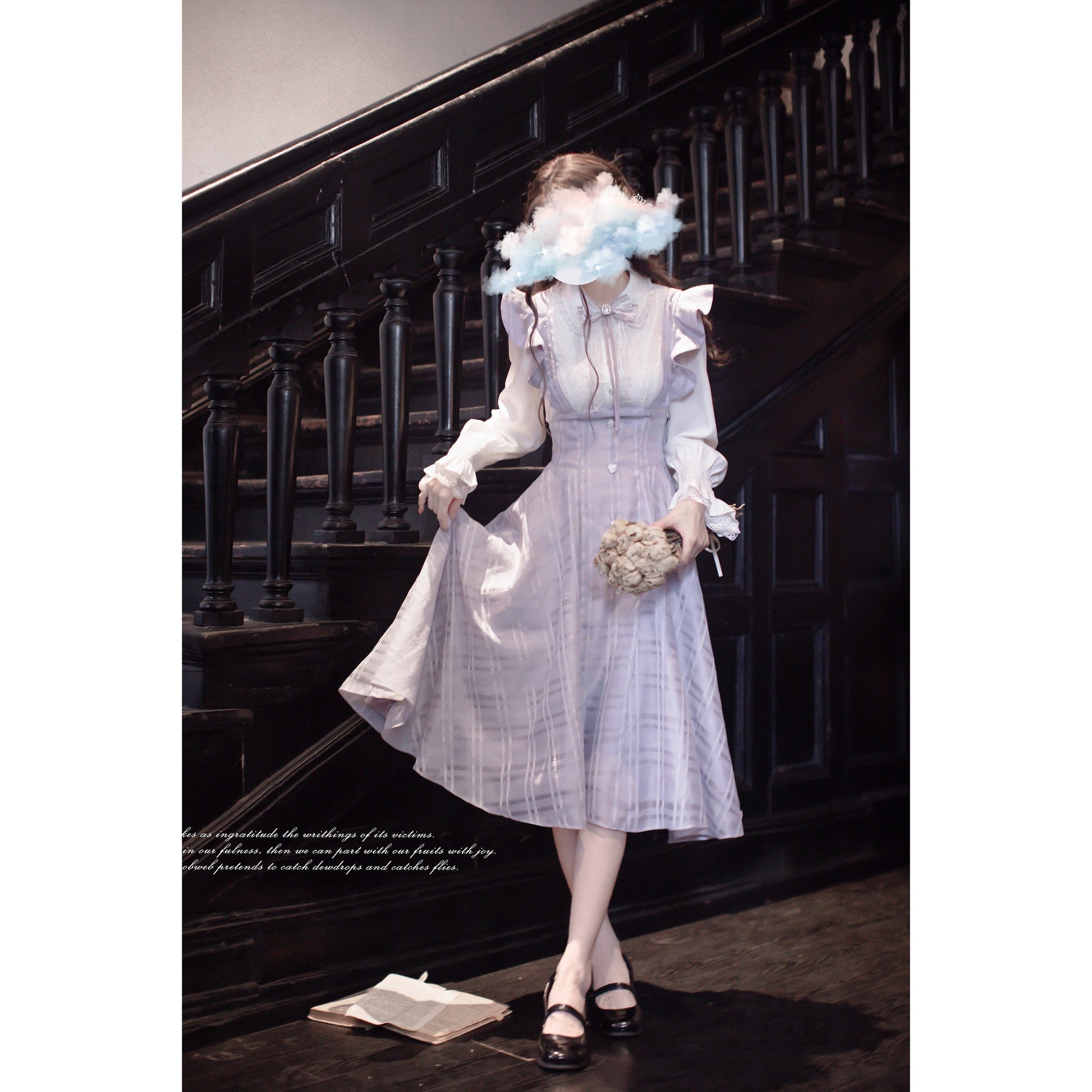 薄紫の令嬢のフリルジャンパースカートとブラウス
