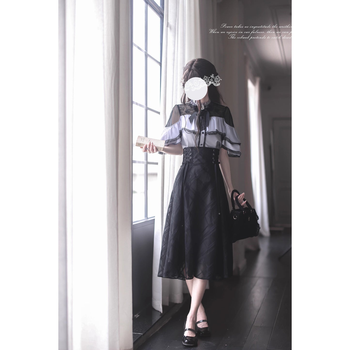 夜会の令嬢のケープトップスとコルセットスカート