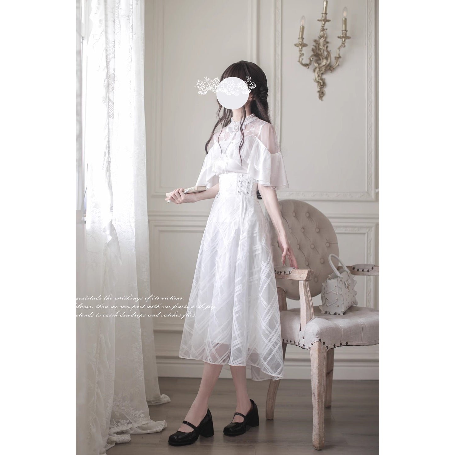 純白の令嬢のケープトップスとコルセットスカート