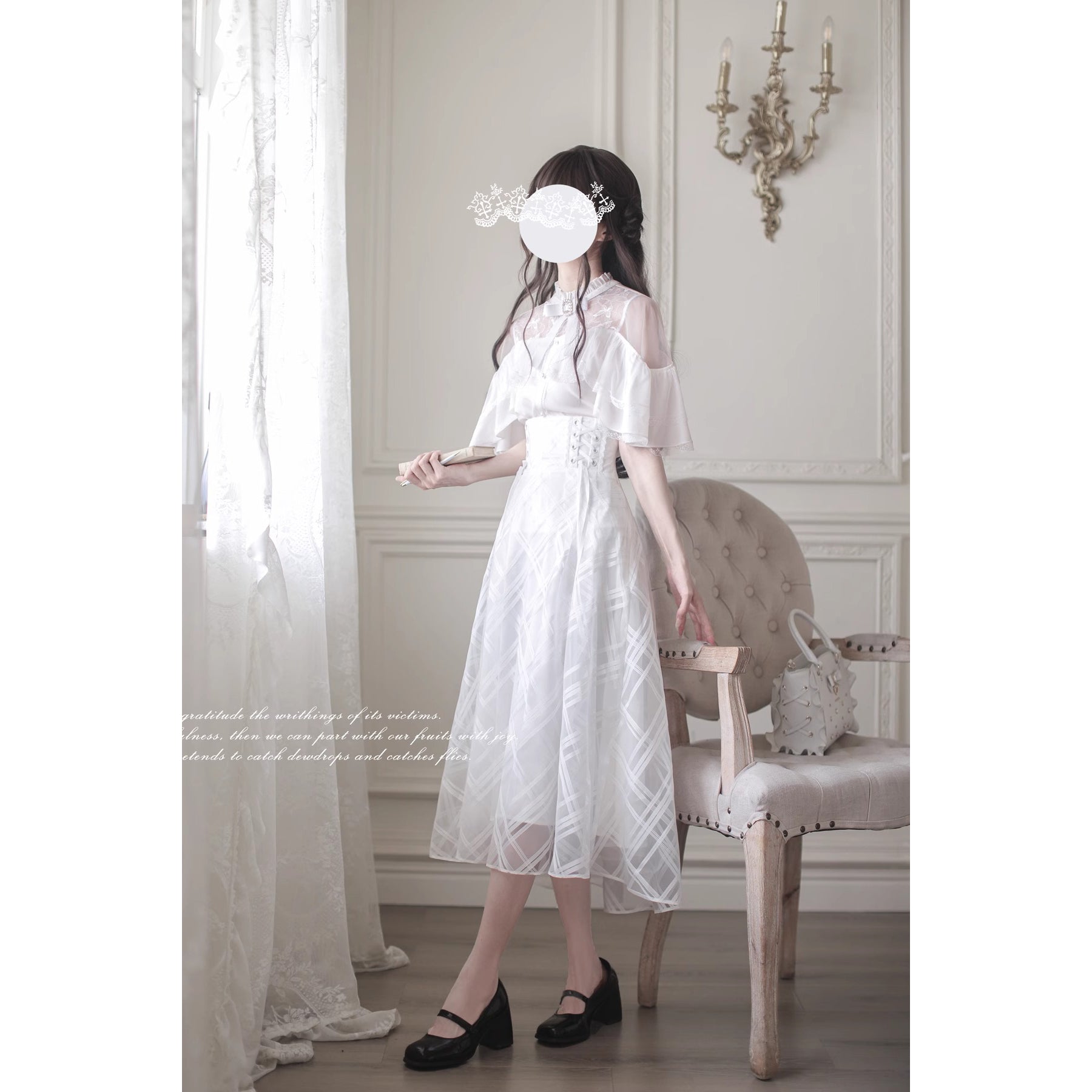 純白の令嬢のケープトップスとコルセットスカート